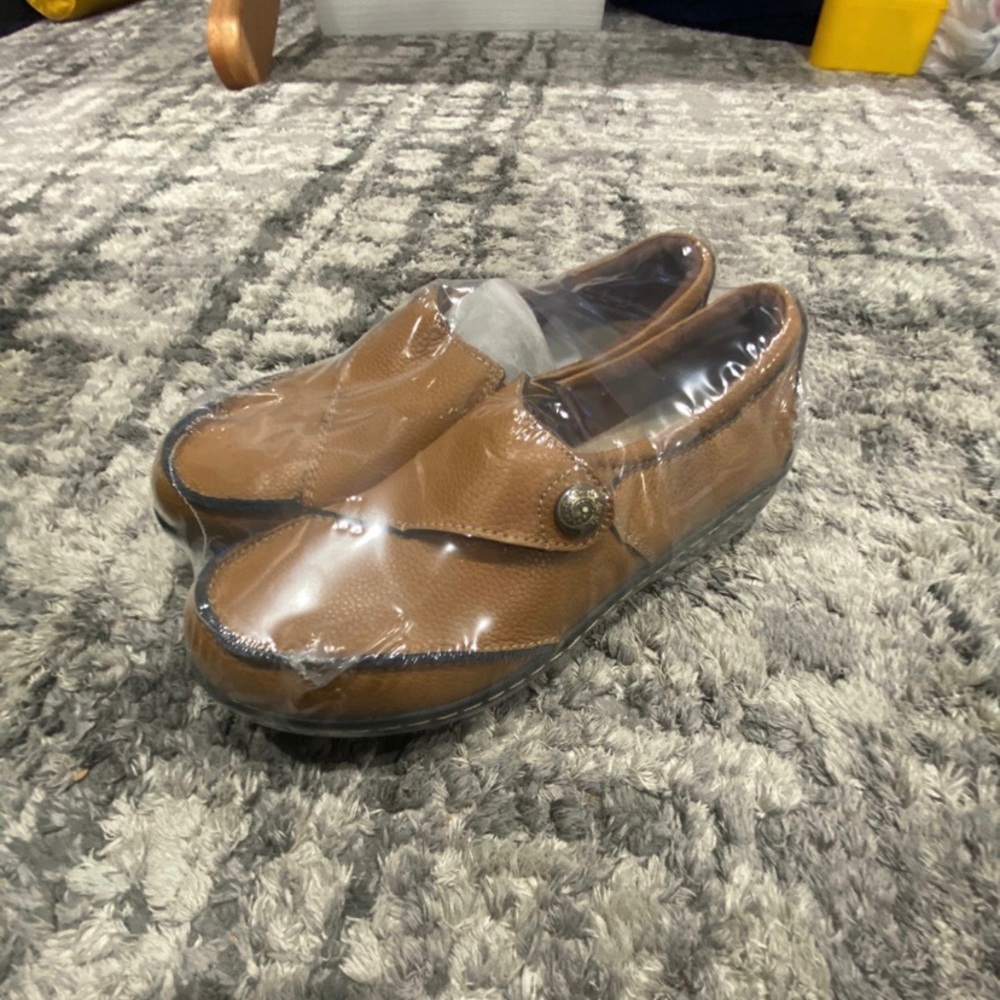 Women’s brown loafer casual slip on comfort walking leather BRAND NEW IN PACKAGE